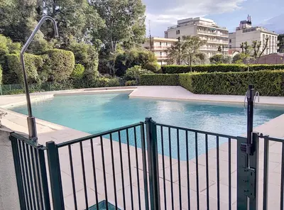Piscine de l'établissement Château de la Pinede ou située à proximité