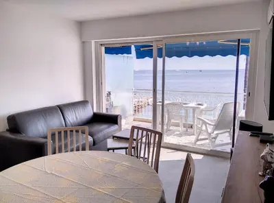 Vue générale sur la mer ou vue sur la mer prise depuis l'appartement