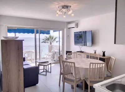 Télévision ou salle de divertissement dans l'établissement Résidence de la mer