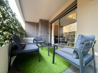Coin salon dans l'établissement 2 pièces près de la Croisette