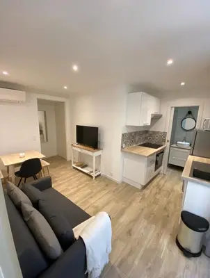 Cuisine ou kitchenette dans l'établissement Le Coeur du Port de Golfe Juan - Parking - Clim - Wifi