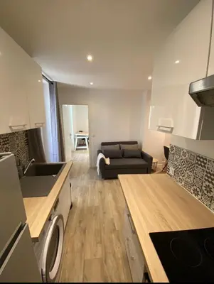 Cuisine ou kitchenette dans l'établissement Le Coeur du Port de Golfe Juan - Parking - Clim - Wifi