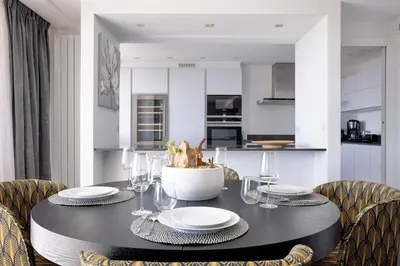 Cuisine ou kitchenette dans l'établissement Cannes Panorama - Piscine, vue mer, parking, clim