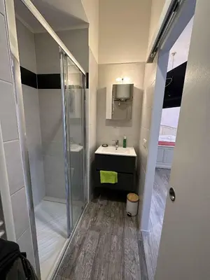 Salle de bains dans l'établissement Cannes Studio situé dans la résidence Gallia Historique