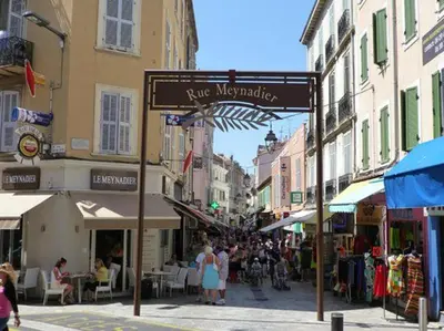 Clients de l'établissement Cannes Studio situé dans la résidence Gallia Historique