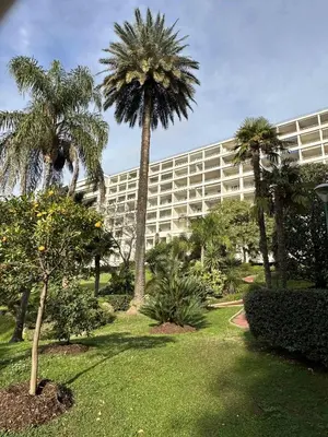 Jardin de l'établissement Cannes Studio situé dans la résidence Gallia Historique