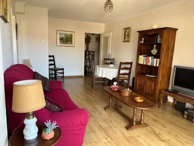 Télévision ou salle de divertissement dans l'établissement Spacious Apartment in Vallauris for Art Lovers
