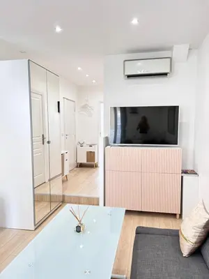 Télévision ou salle de divertissement dans l'établissement 1 Bedroom flat with Balcony Cannes Center Croisette 6ppl