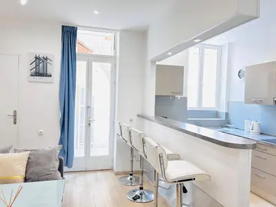 Cuisine ou kitchenette dans l'établissement 1 Bedroom flat with Balcony Cannes Center Croisette 6ppl