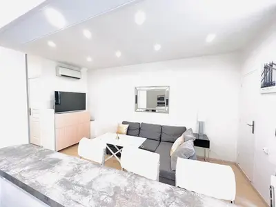 Télévision ou salle de divertissement dans l'établissement 1 Bedroom flat with Balcony Cannes Center Croisette 6ppl
