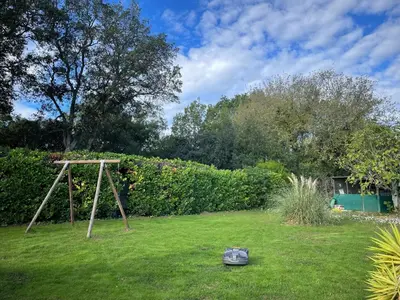 Jardin de l'établissement Domaine des Tuilières avec piscine