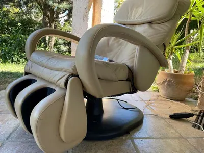 Coin salon dans l'établissement Domaine des Tuilières avec piscine
