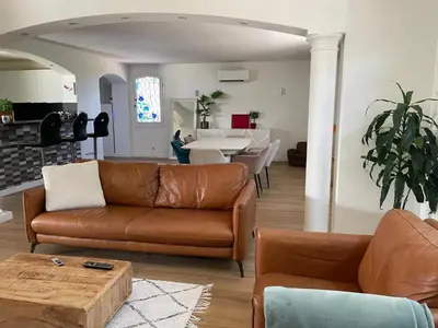 Coin salon dans l'établissement Domaine des Tuilières avec piscine