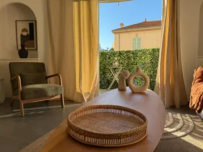 Coin salon dans l'établissement Cannes CROISETTE - plages - palais - bord de mer - Appartement moderne et lumineux avec balcon