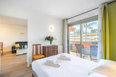Un ou plusieurs lits dans un hébergement de l'établissement Hello Côte D'Azur - Spacieux 3 pieces a 5 min des plages a pieds