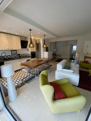 Coin salon dans l'établissement Grand appartement de style avec parking - Cannes