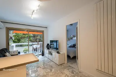 Télévision ou salle de divertissement dans l'établissement Ô 27 Fleurie Cannes
