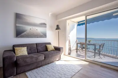 Vue générale sur la mer ou vue sur la mer prise depuis l'appartement