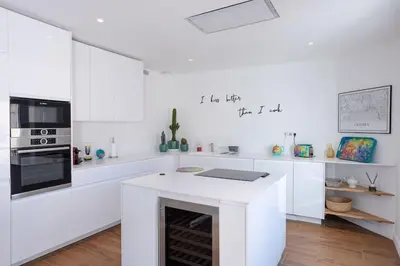 Cuisine ou kitchenette dans l'établissement Luxury Apt With Balcony On Famous Rue D'antibes! - Kiss Apartment by Halldis