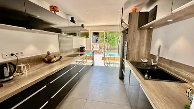 Cuisine ou kitchenette dans l'établissement Riviera Villa close to center city, AC, pool