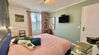 Télévision ou salle de divertissement dans l'établissement Riviera Villa close to center city, AC, pool