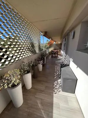 Balcon ou terrasse dans l'établissement Appartement climatisé avec terrasse, vue jardin et piscine