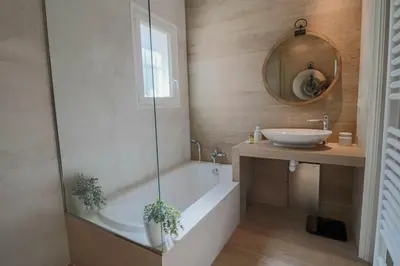 Salle de bains dans l'établissement Peaceful Villa with Infinity Pool, 10' from the Center of Antibes