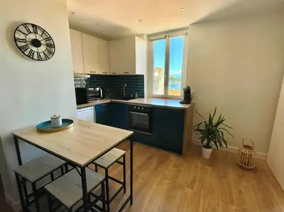 Cuisine ou kitchenette dans l'établissement IVS Andreossy Vue mer et montagne pour 4