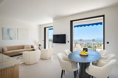 Télévision ou salle de divertissement dans l'établissement Les DUNES 3 BEDS CROISETTE BEACHES Sea VIEW