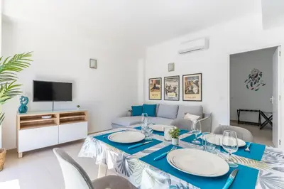 Télévision ou salle de divertissement dans l'établissement Le Grand Large - Appt proche plage Antibes