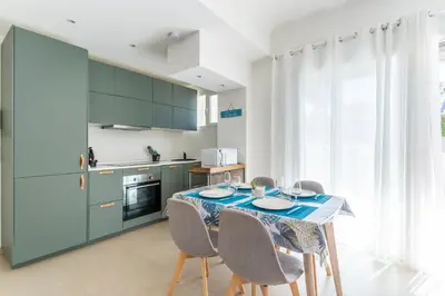 Cuisine ou kitchenette dans l'établissement Le Grand Large - Appt proche plage Antibes