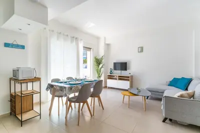 Télévision ou salle de divertissement dans l'établissement Le Grand Large - Appt proche plage Antibes