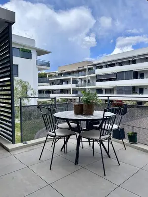 Balcon ou terrasse dans l'établissement Très bel appartement dans résidence avec piscine à 5min des plages de Villeneuve Loubet.