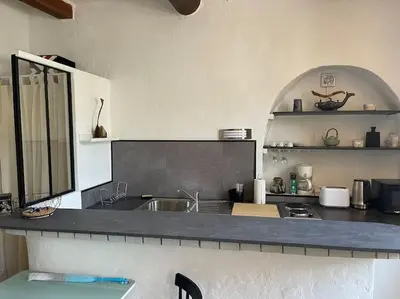 Cuisine ou kitchenette dans l'établissement LA GRENILLE