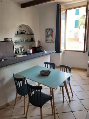Cuisine ou kitchenette dans l'établissement LA GRENILLE