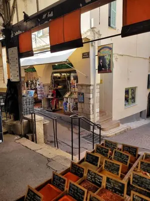 Restaurant ou autre lieu de restauration dans l'établissement LA GRENILLE