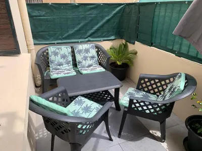 Coin salon dans l'établissement Grand studio très agréable avec bar, cuisine et terrasse