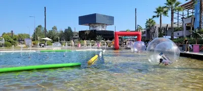 Piscine de l'établissement Grand studio très agréable avec bar, cuisine et terrasse ou située à proximité