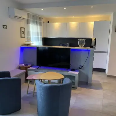 Grand studio très agréable avec bar