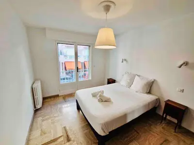 Un ou plusieurs lits dans un hébergement de l'établissement Appartement T3 lumineux - 6 pers - Hypercentre - Climatisé - Gare SNCF à 200 m - Parking privé - Mer à 100 m