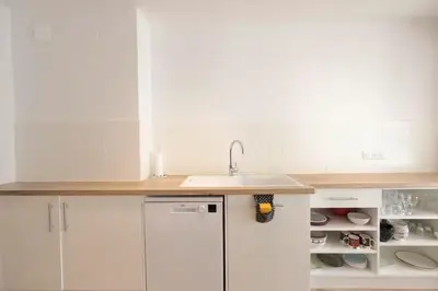 Cuisine ou kitchenette dans l'établissement Appartement T3 lumineux - 6 pers - Hypercentre - Climatisé - Gare SNCF à 200 m - Parking privé - Mer à 100 m