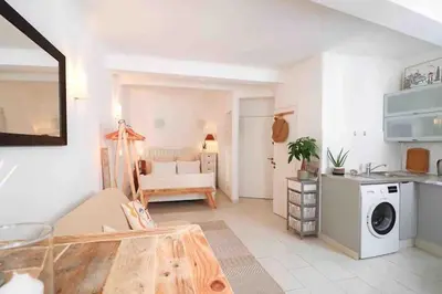 Cuisine ou kitchenette dans l'établissement Cosy studio situé en plein cœur du vieil antibes.