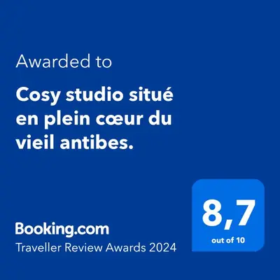 Certificat, récompense, panneau ou autre document affiché dans l'établissement Cosy studio situé en plein cœur du vieil antibes.