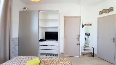 Télévision ou salle de divertissement dans l'établissement Palais Gounod