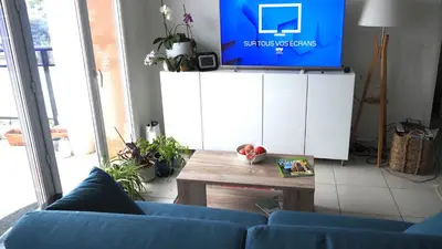 Télévision ou salle de divertissement dans l'établissement Les Grenadines du samedi au samedi