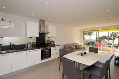 Cuisine ou kitchenette dans l'établissement Johnny