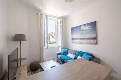 Coin salon dans l'établissement Beautiful renovated residence near Croisette