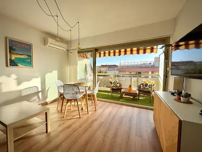 Coin salon dans l'établissement Le petit Juanais - parking privé