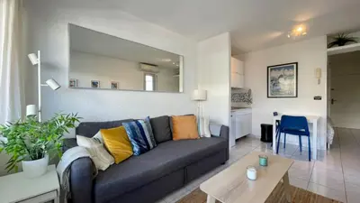 Coin salon dans l'établissement Ideal vacation apartment in Juan-les-Pins, with a pool and 5 minutes from the beach