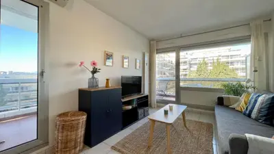 Télévision ou salle de divertissement dans l'établissement Ideal vacation apartment in Juan-les-Pins, with a pool and 5 minutes from the beach